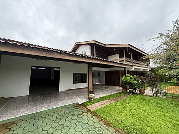 BEL�SSIMA CASA NO BAIRRO CORDEIROS PARTE ALTA!